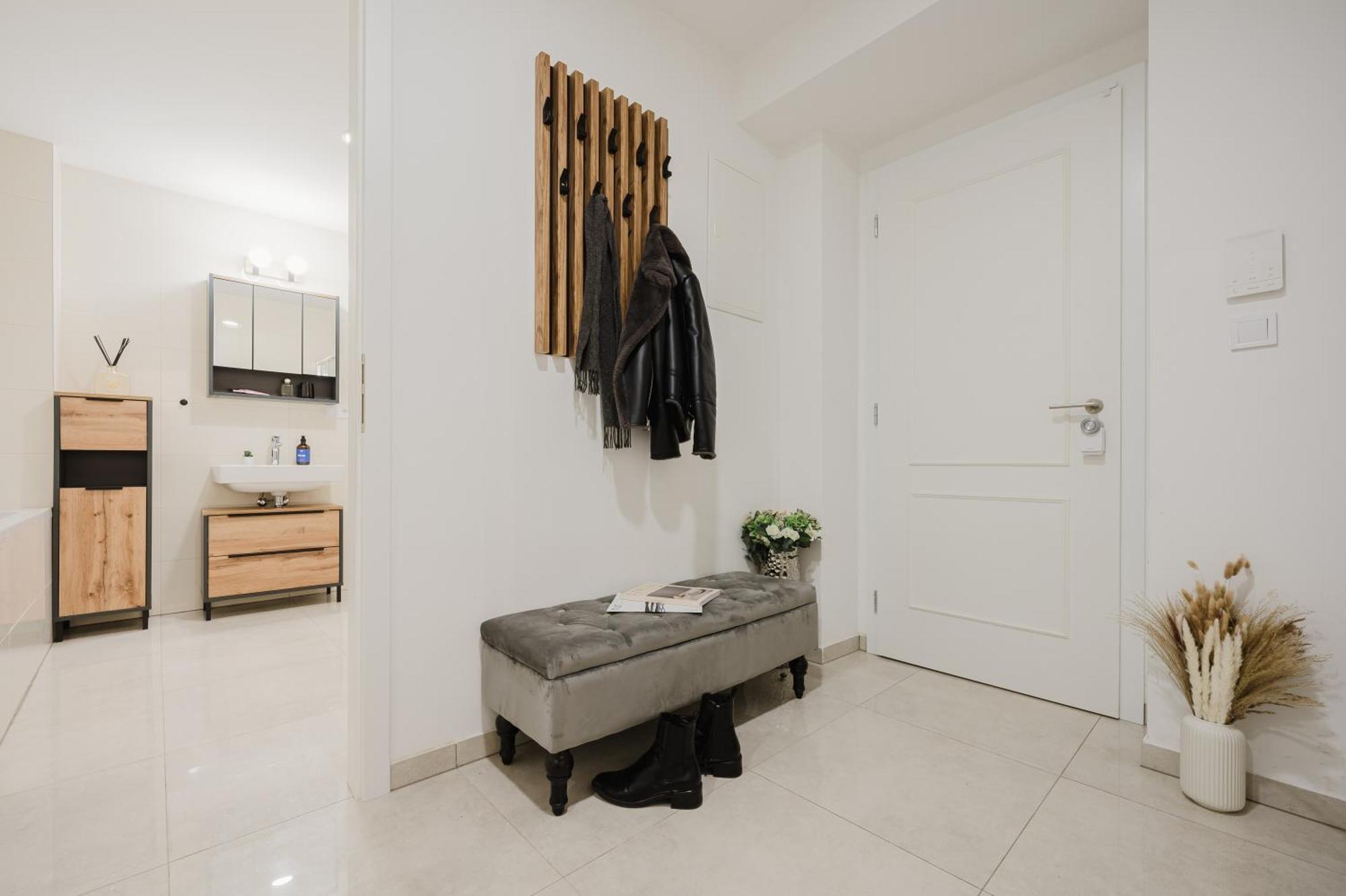 Days - 1bdr - Work Space - Easy Access Apartment *