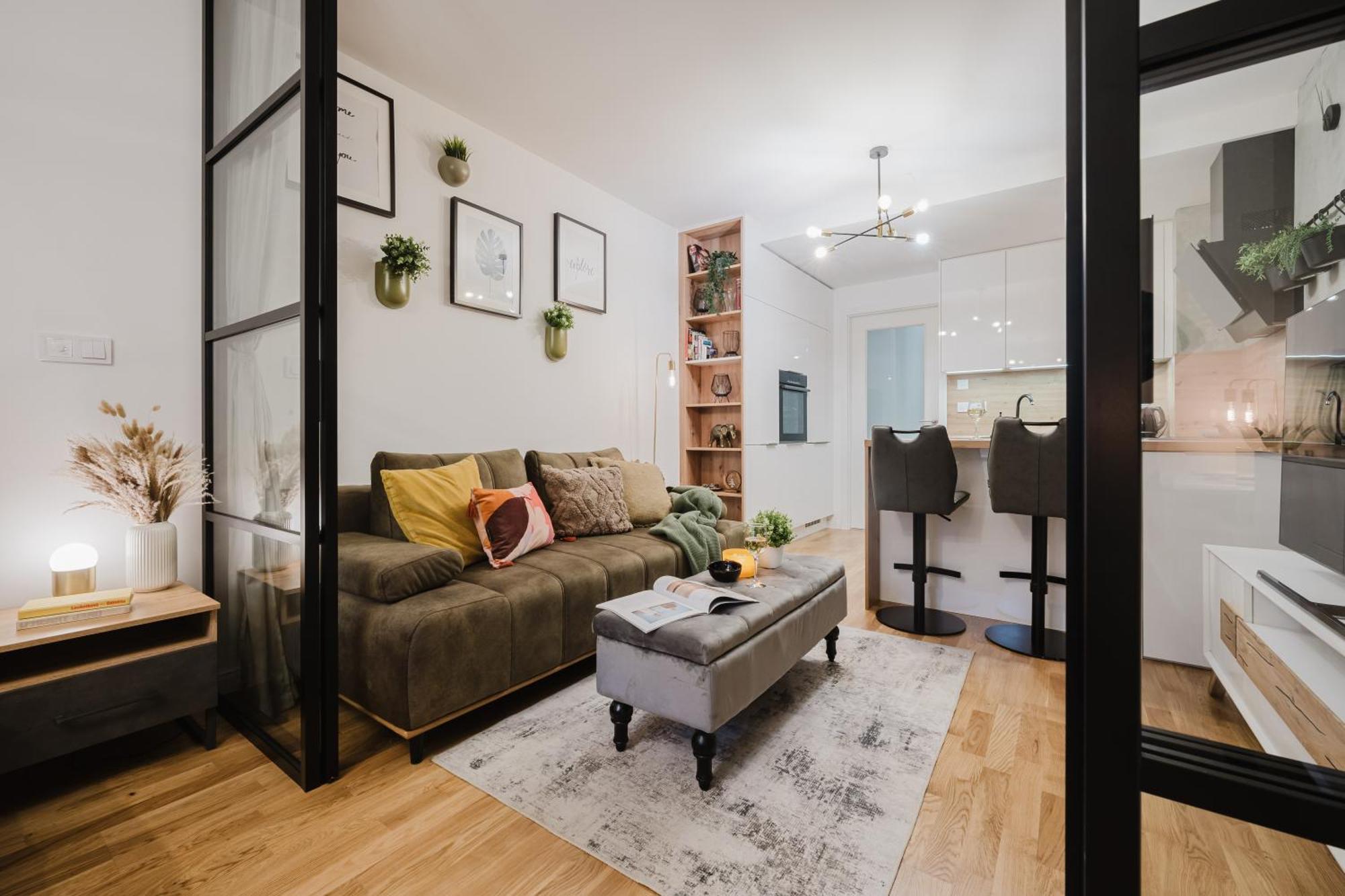 Days - 1bdr - Work Space - Easy Access Apartment Prague