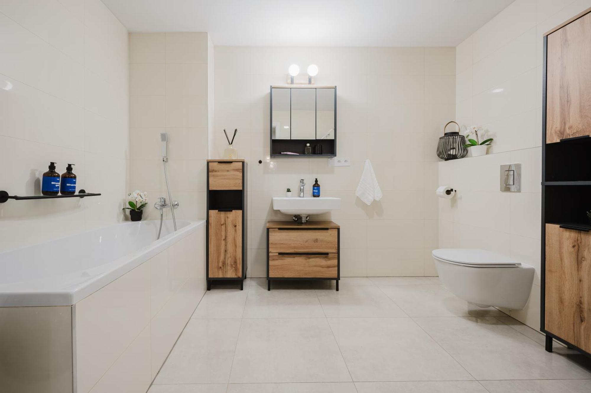 Days - 1bdr - Work Space - Easy Access Apartment Prague